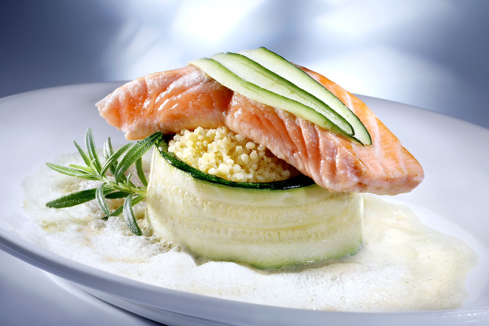 feinkost_couscous-lachs-zucchini-weissweinschaum