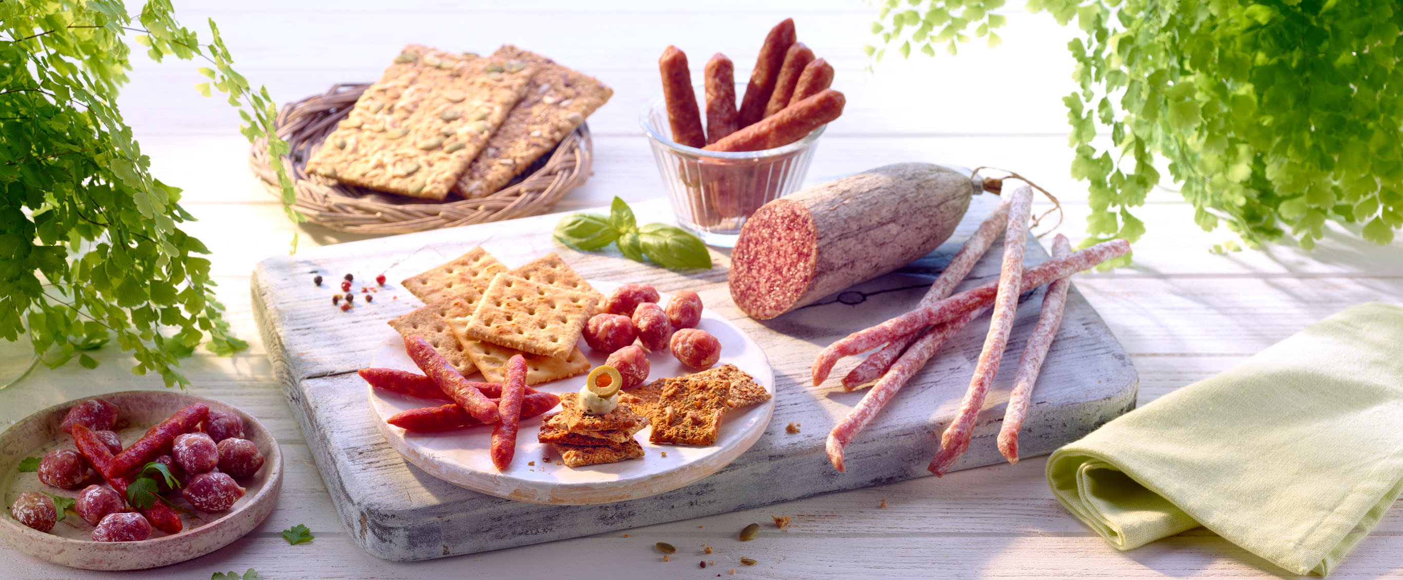 advertising - wurst - arrangement mit salamiprodukten und crackern