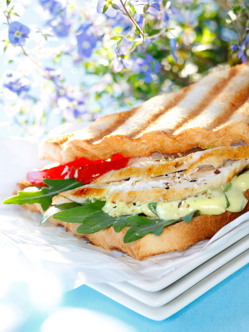 editorial - sunny side - sandwich mit huehnchen und avocado