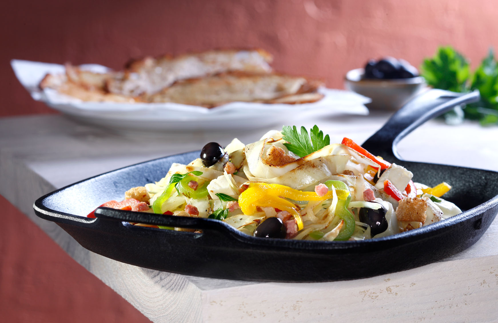editorial - mediterran - gemuesepfanne mit feta und oliven